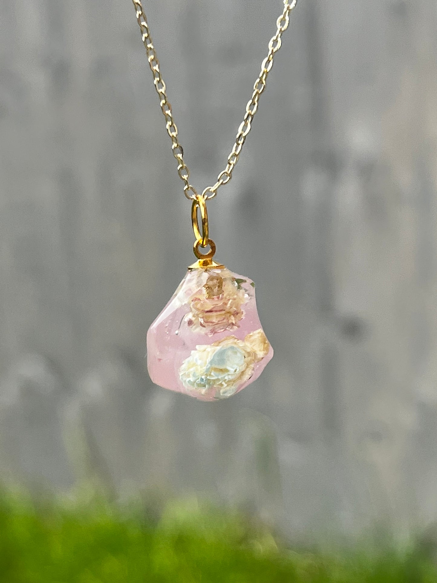 Flower in pink rock necklaces