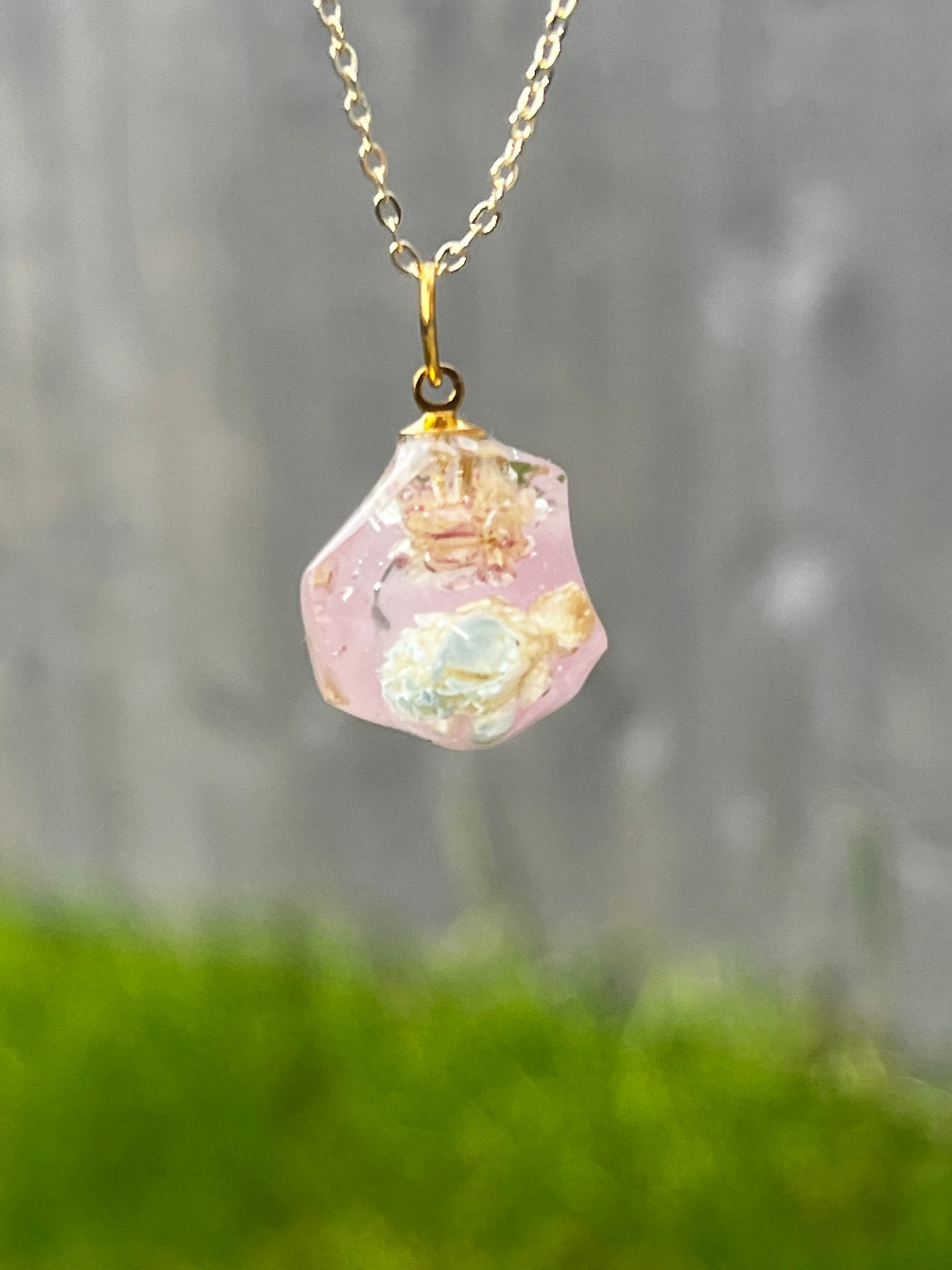 Flower in pink rock necklaces