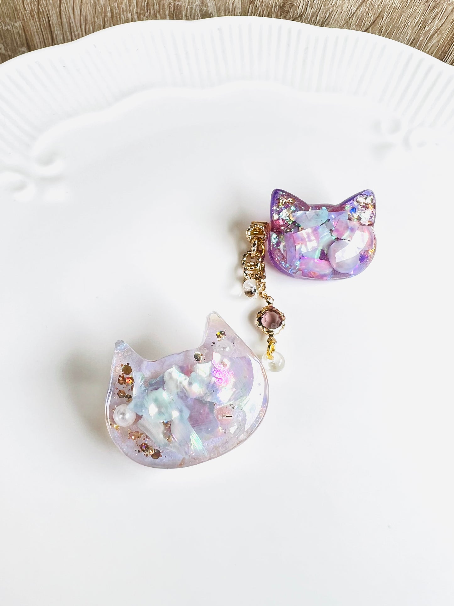 Lovely cat with shiny shell and pearl brooches