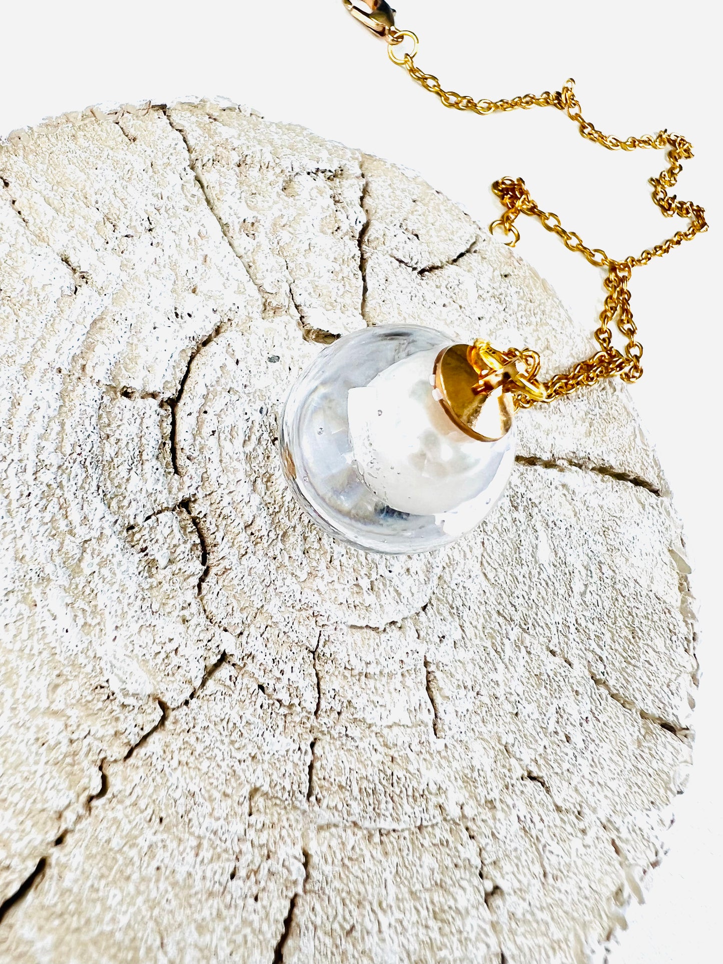 Be water-Pearl in sphere necklaces