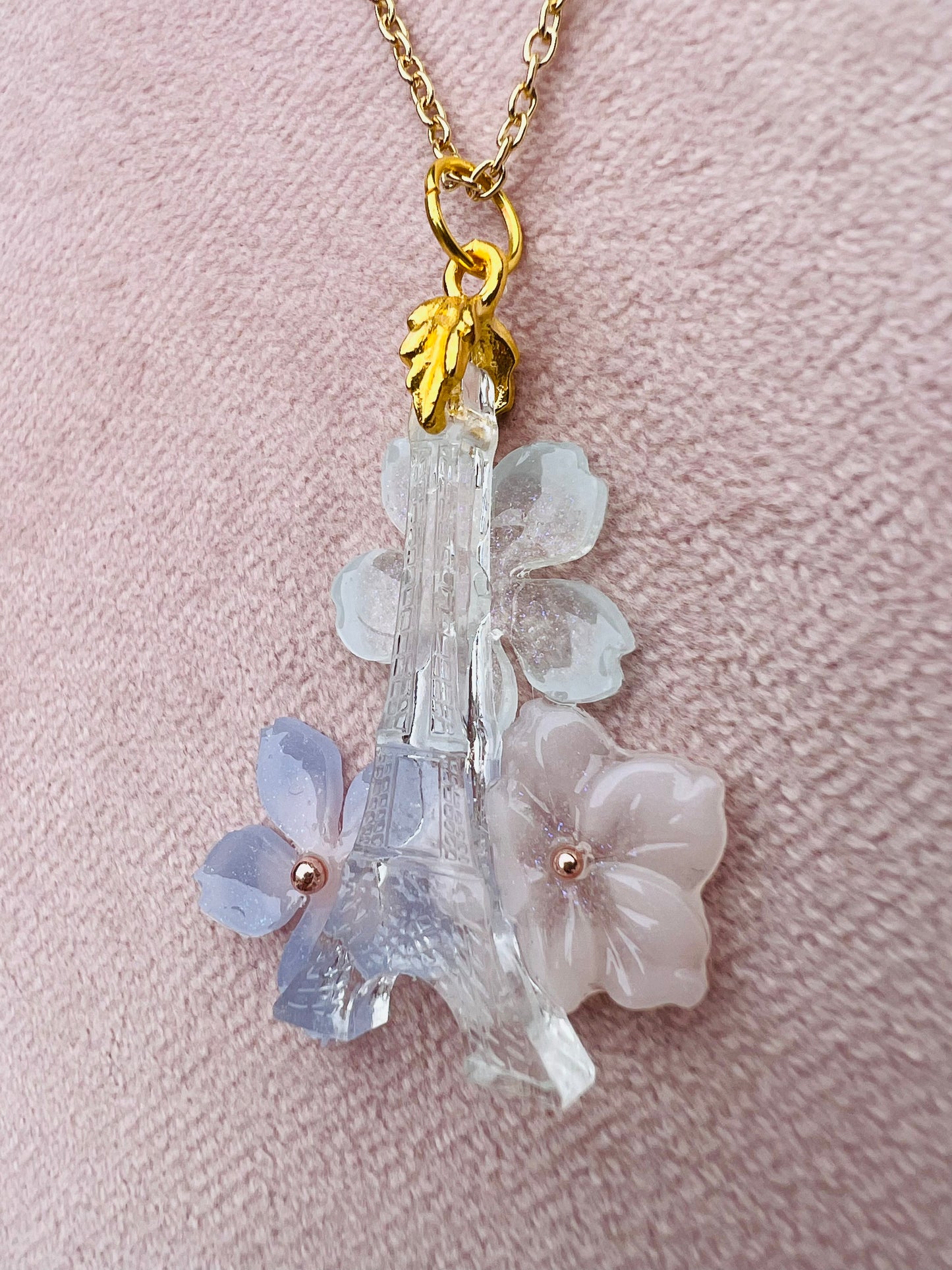 La Tour Eiffel with Sakura necklaces 鐵塔櫻花項鍊