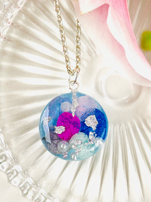 Blue flower world necklace