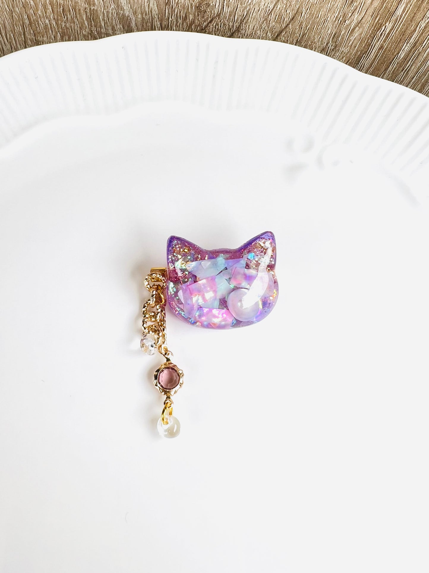 Lovely cat with shiny shell and pearl brooches