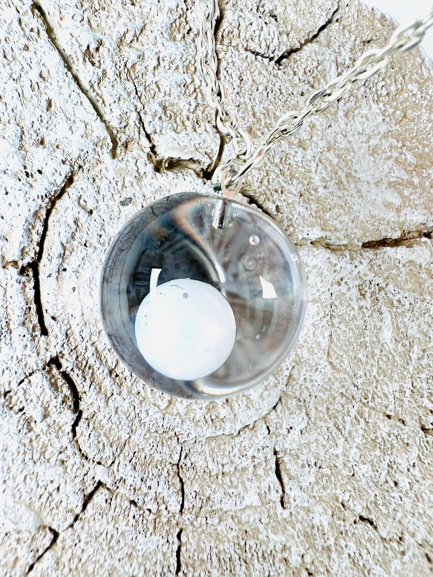 Be water-Pearl in sphere necklaces