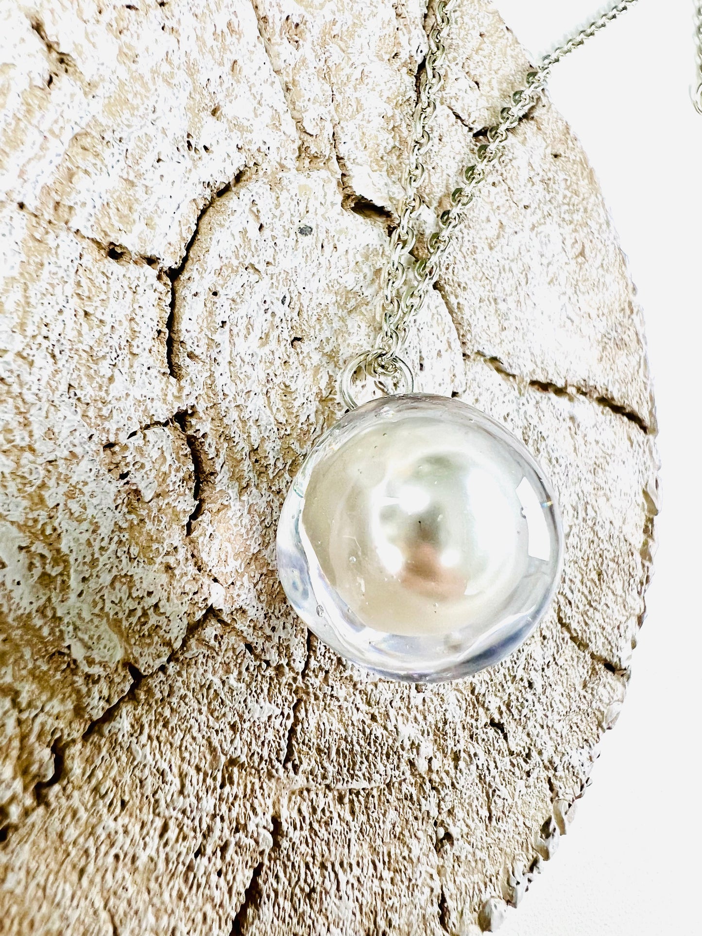 Be water-Pearl in sphere necklaces