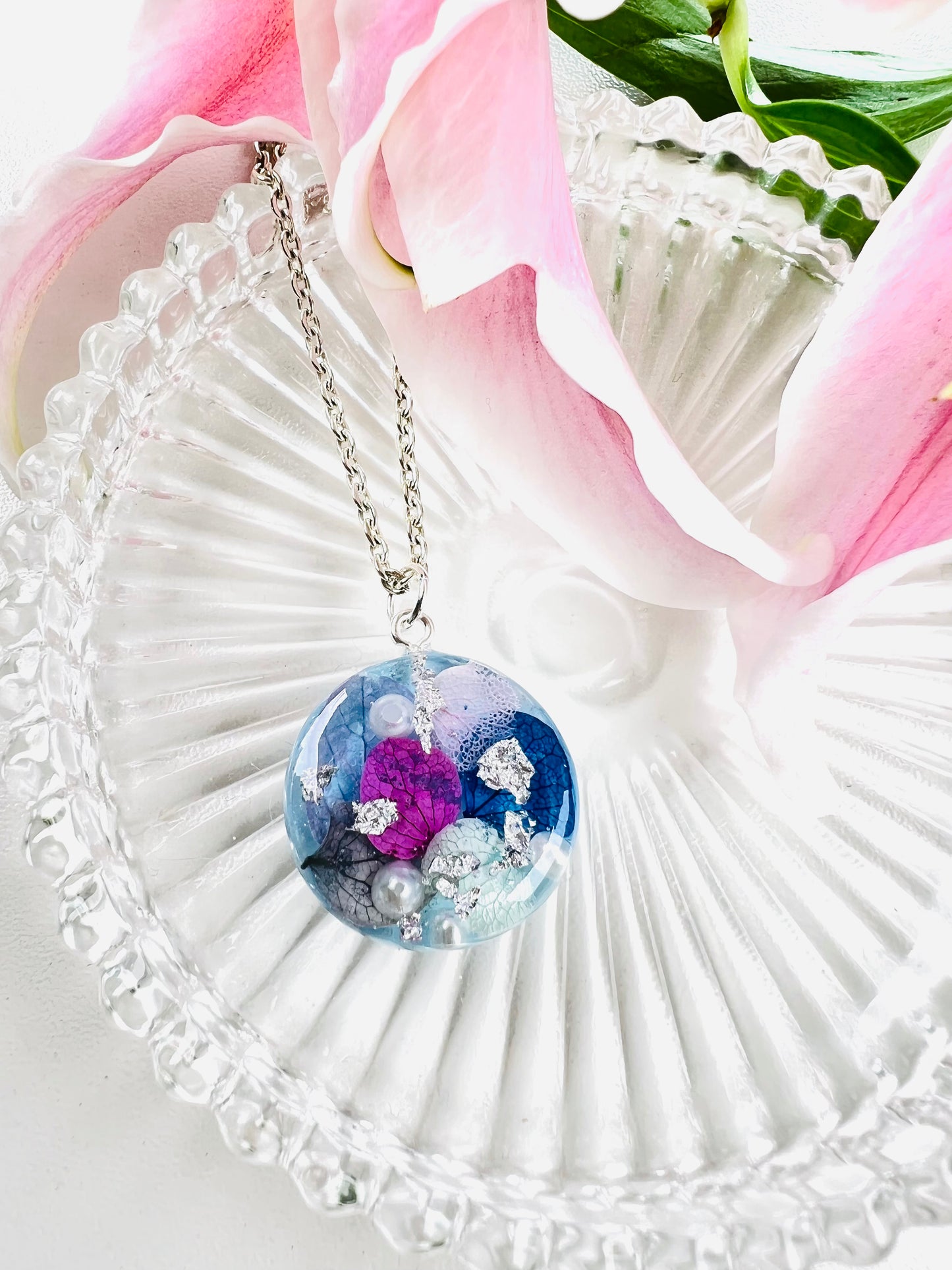 Blue flower world necklace