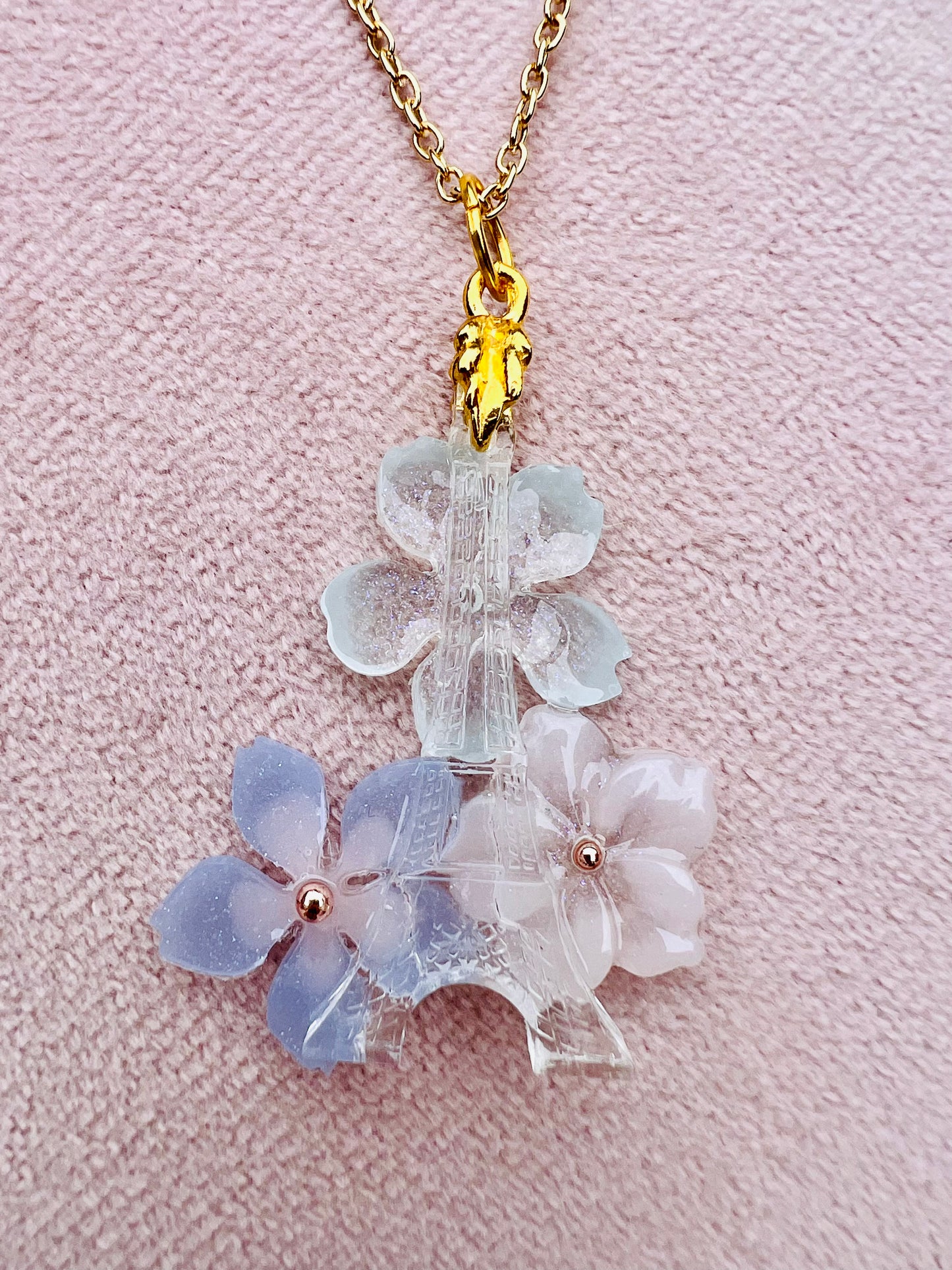 La Tour Eiffel with Sakura necklaces 鐵塔櫻花項鍊