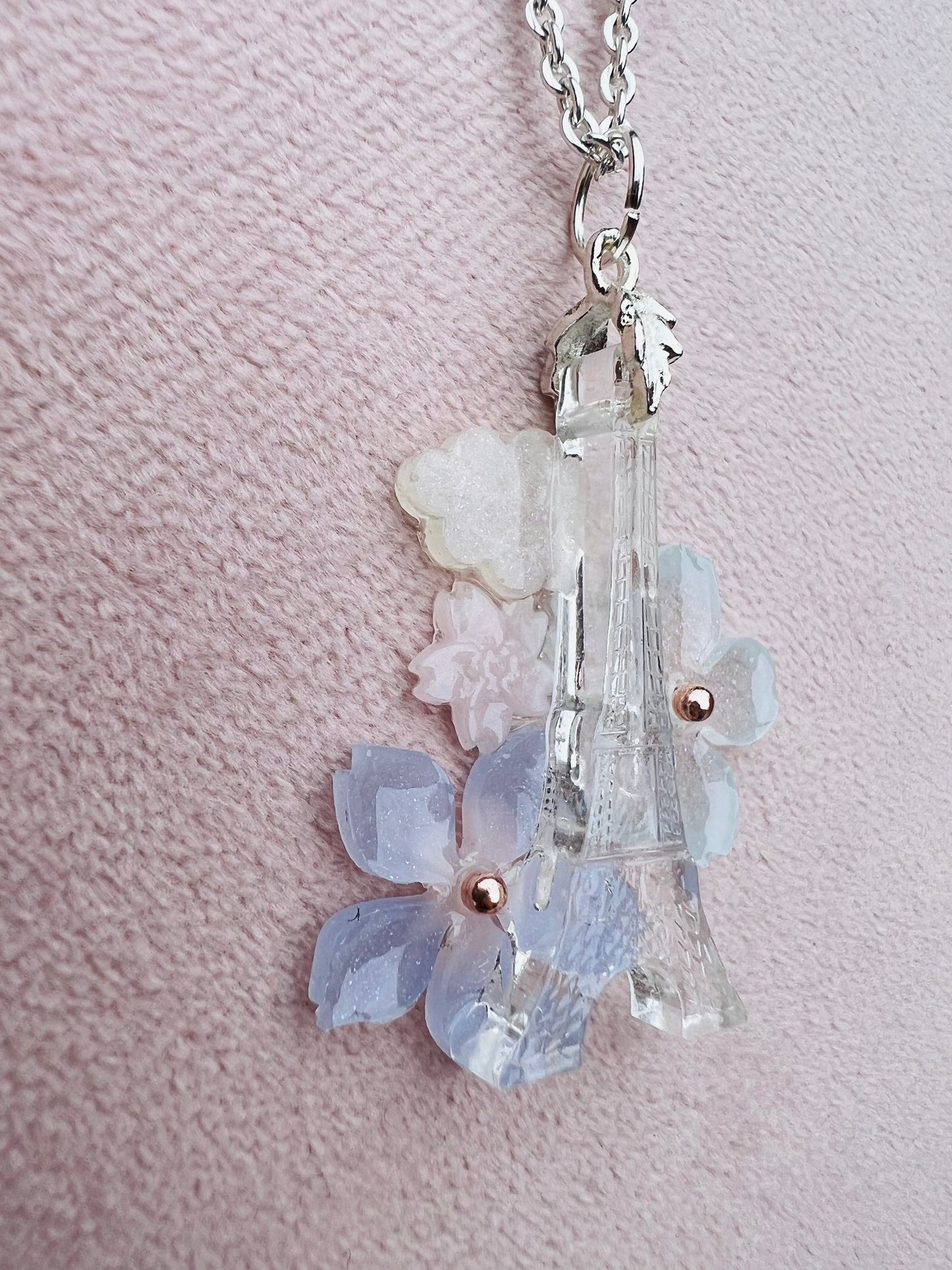 La Tour Eiffel with Sakura necklaces 鐵塔櫻花項鍊