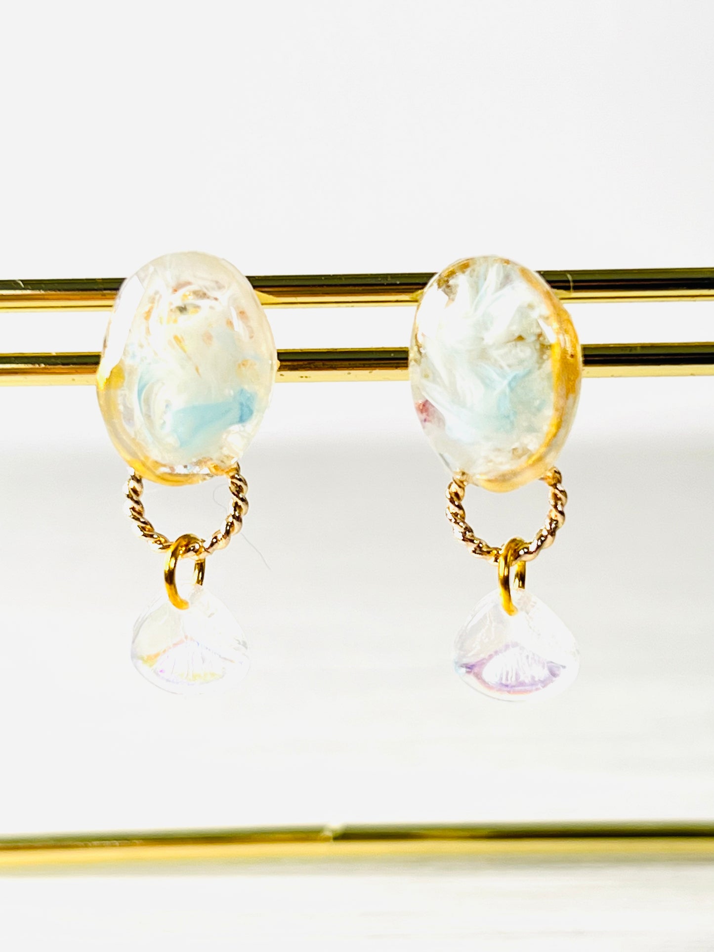 Oval golden marbled pattern earrings