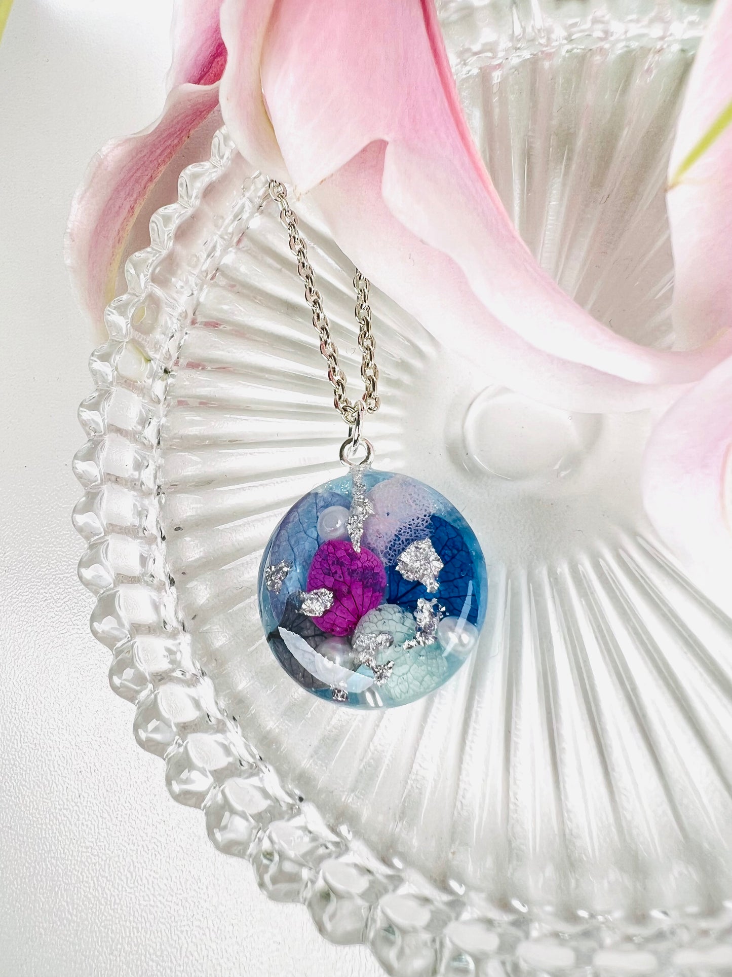 Blue flower world necklace