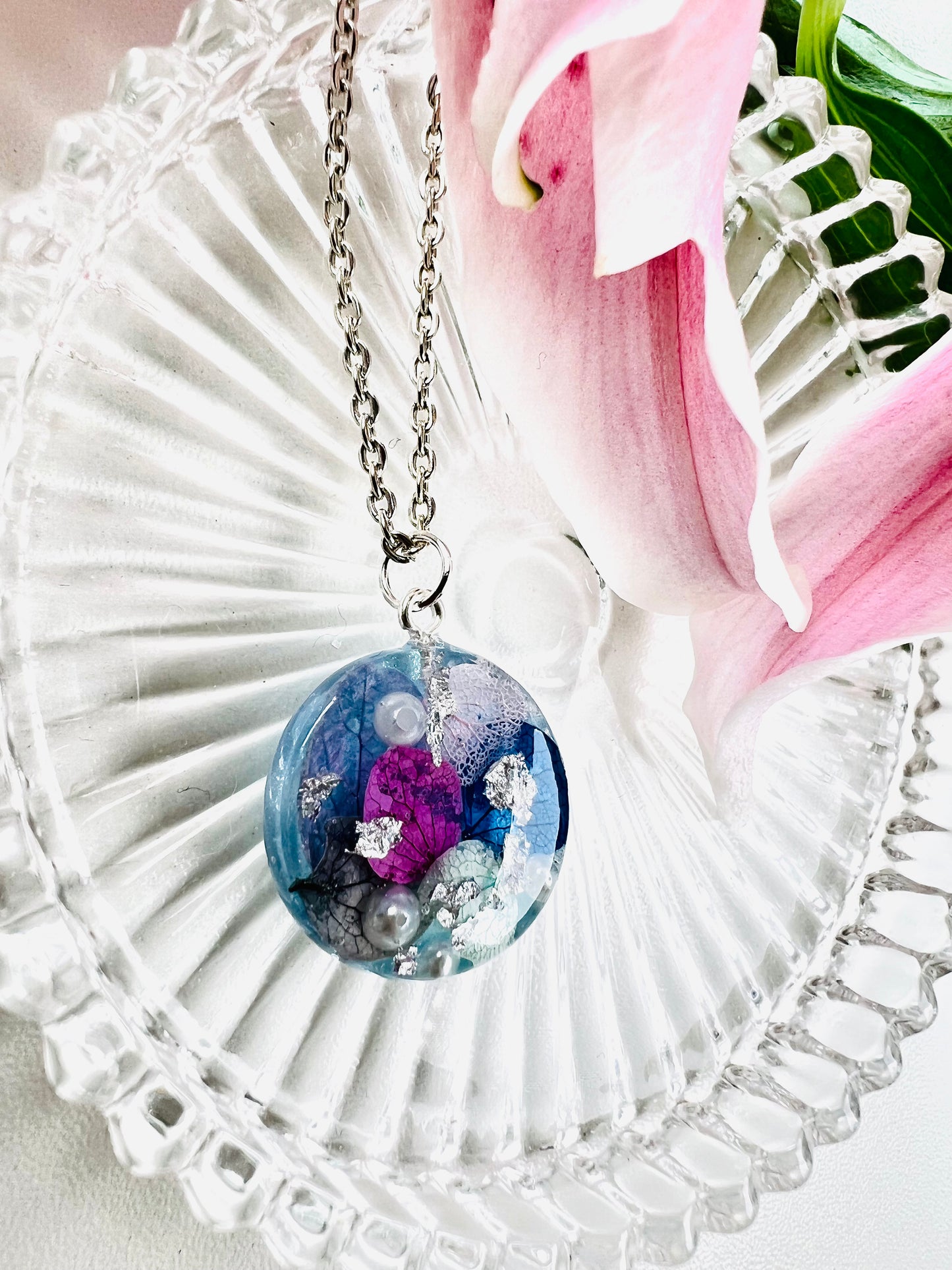 Blue flower world necklace