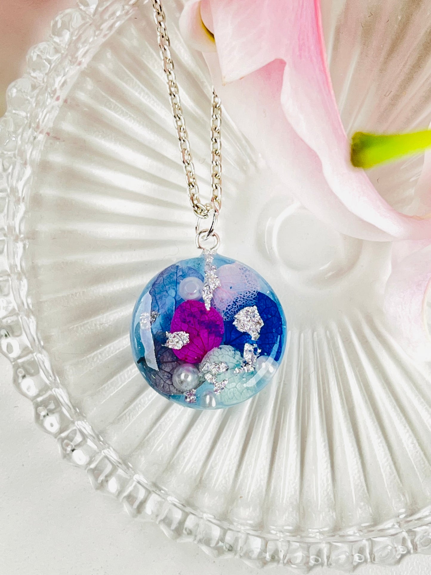 Blue flower world necklace