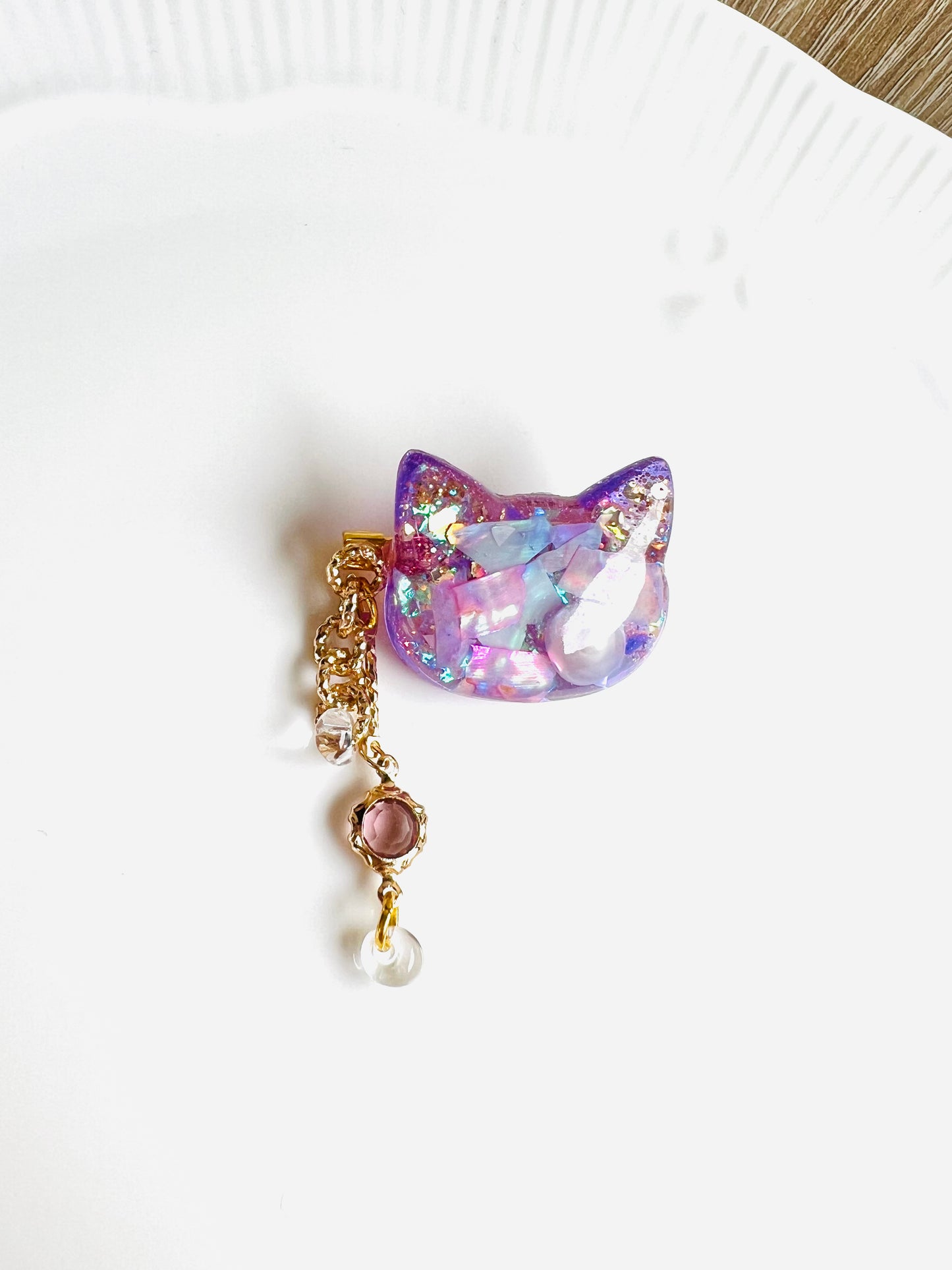 Lovely cat with shiny shell and pearl brooches