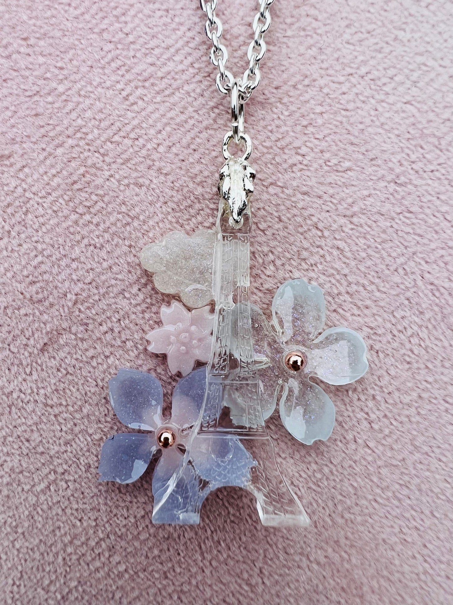 La Tour Eiffel with Sakura necklaces 鐵塔櫻花項鍊